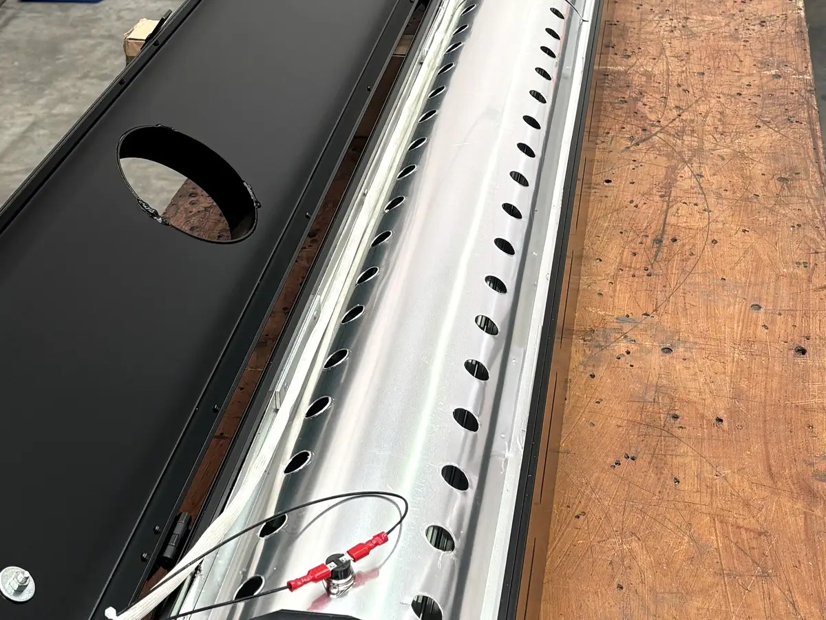 Corpo lampada UV aperto con riflettore metallico sul banco di lavoro