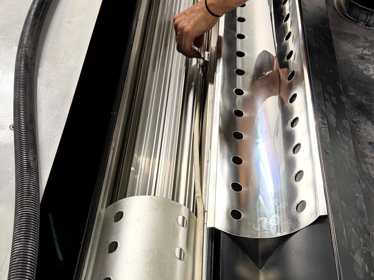 Assembly of an industrial UV lamp housing for the marble sector