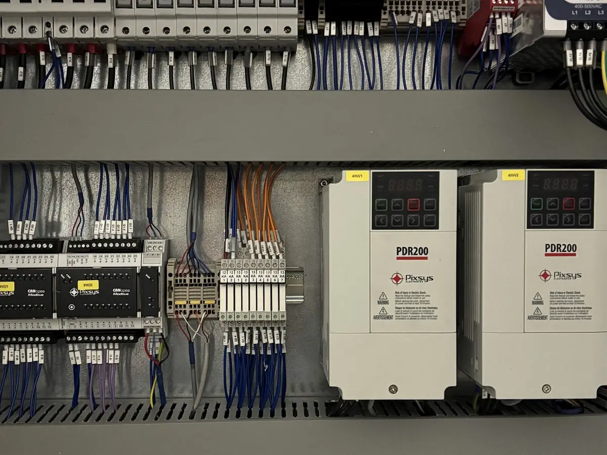 Cablaggi, morsettiere e inverter nel quadro elettrico di un impianto UV