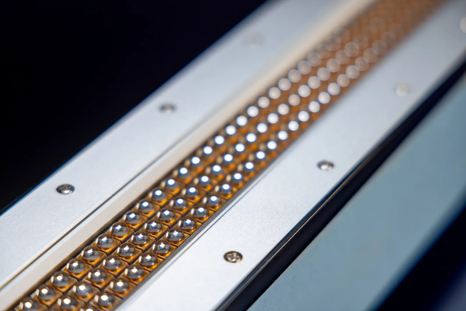 Dettaglio dei diodi di una barra UV LED industriale HPE