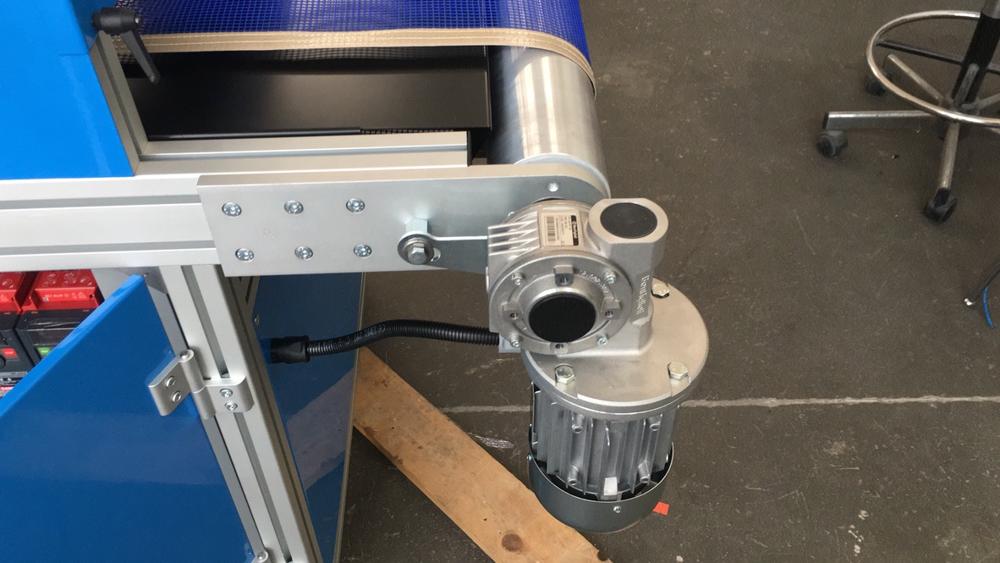 Motor and gearbox connected to the conveyor belt roller