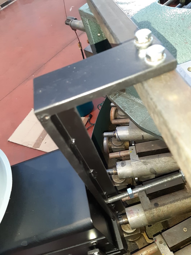 Dedicated support arm for maintaining the UV lamp in the optimum position