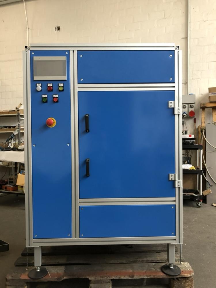Static UV treatment chamber with a rotating support for boot soles