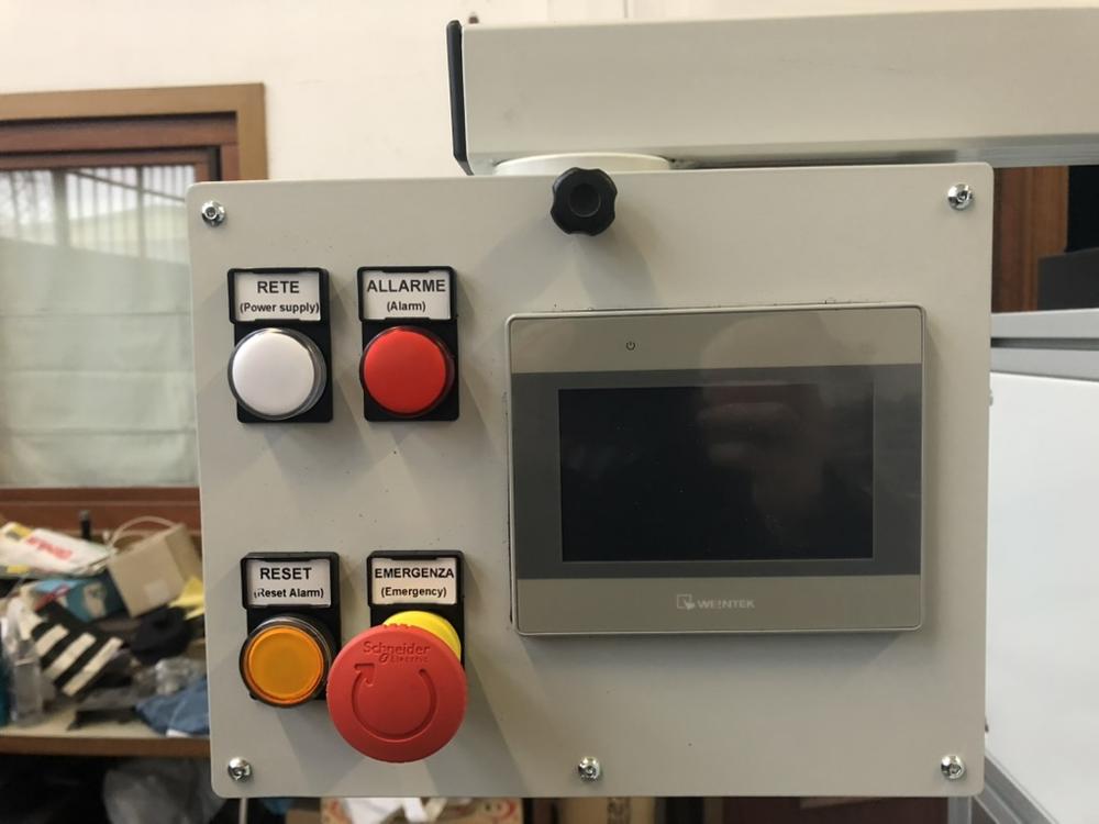 Operator panel with screen, indicator lights, alarm reset and emergency stop