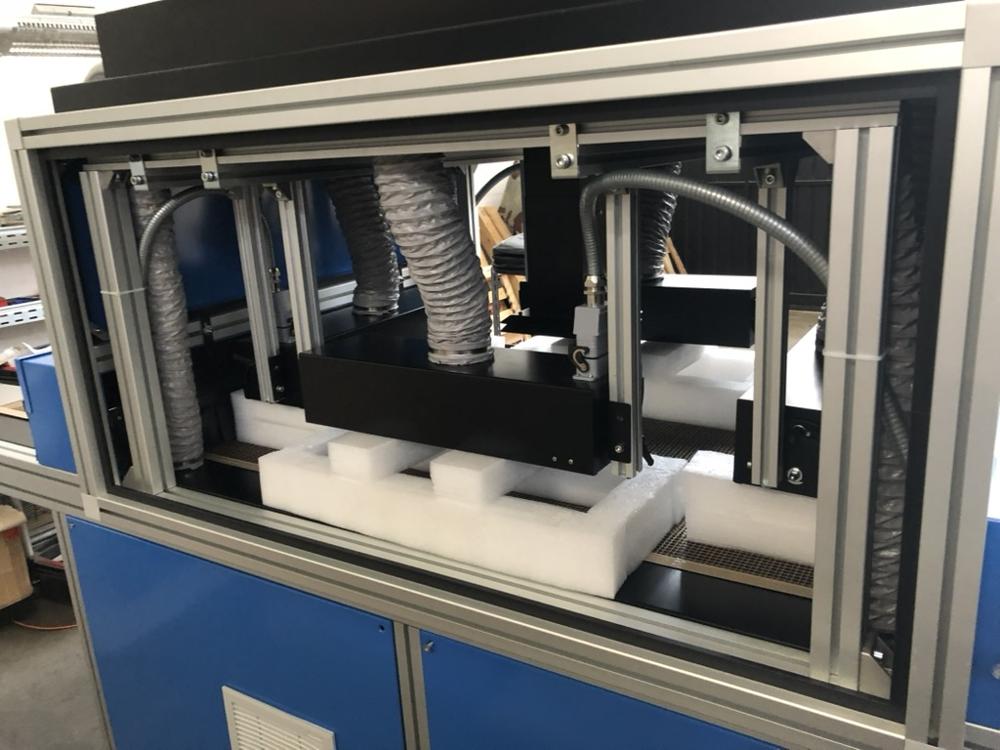 Lamp housings and extraction components protected with packing supports inside the machine frame