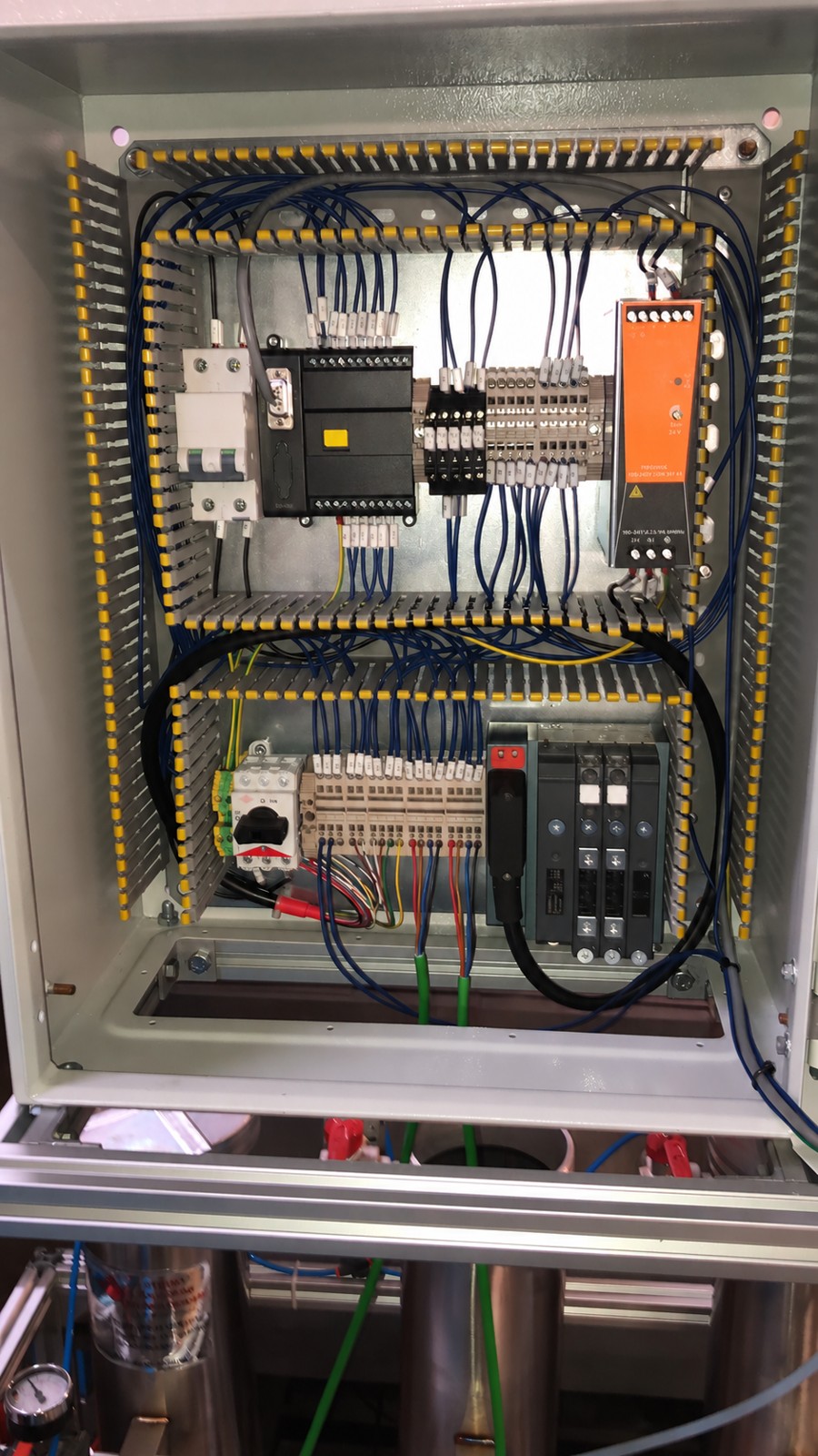 Dentro il quadro elettrico — dosaggio vernici Electro Tecnology