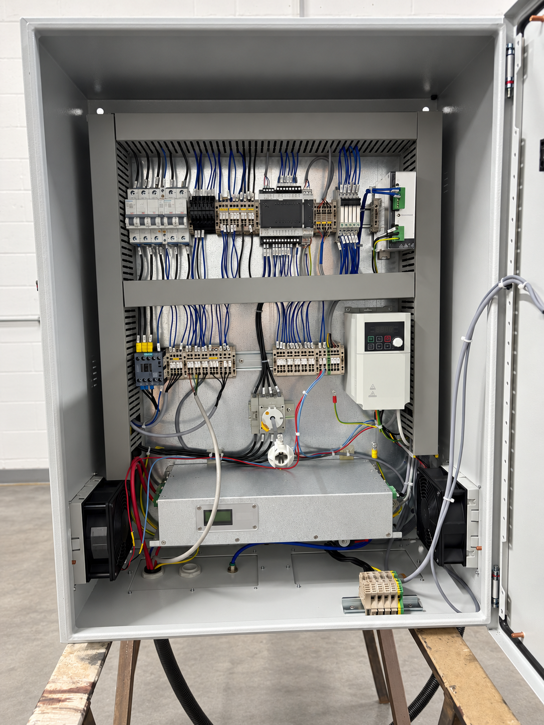 Quadro UV aperto: PLC, inverter, alimentatore e cablaggi