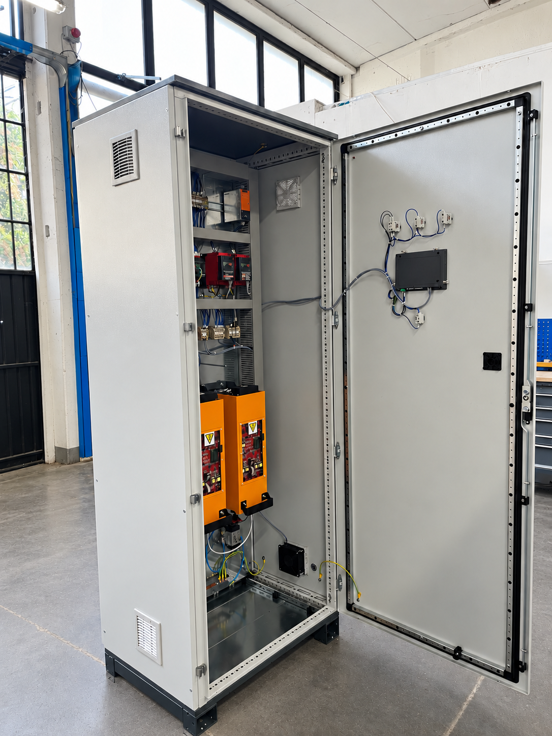 Quadro aperto con due alimentatori